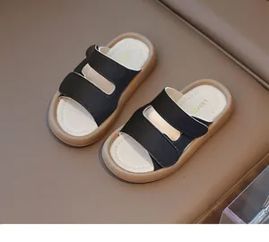 Chanclas de verano para niños en negro y beige con suela blanda y punta abierta