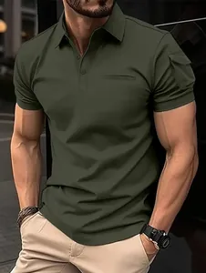 Primer plano de polo casual para hombre verde militar con bolsillo en la manga