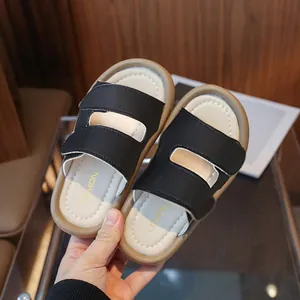 Modische Kinder-Sommersandalen mit schwarzen Riemen und einer bequemen weichen Sohle