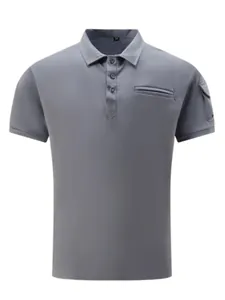 Polo gris de manga corta para hombre con bolsillo en el brazo y cuello abotonado
