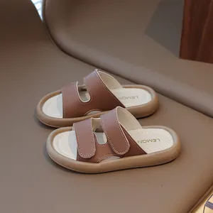 Braune Kindersandalen mit Doppelriemen und weicher Sohle für Strand und Innenräume