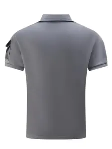 Vista trasera de un polo gris de manga corta con un bolsillo táctico en la manga.