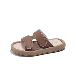 Moderne braune Kindersandalen mit verstellbaren Trägern und langlebigen weichen Sohlen.