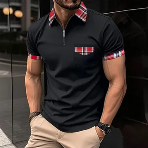 Lässiges schwarzes Herren-Poloshirt mit Reißverschlusskragen und roten Karo-Patchwork-Details.