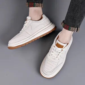 Weiße Herren-Sneaker mit brauner Gummisohle, ideal für den stilvollen Alltagsschuh.