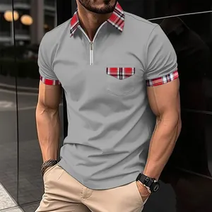 Detail eines grauen Herren-Poloshirts mit Karomuster-Akzenten und Reißverschlusskragen