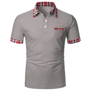 Lässiges graues Herren-Kurzarm-Poloshirt mit rotem Karokragen und Taschendetail