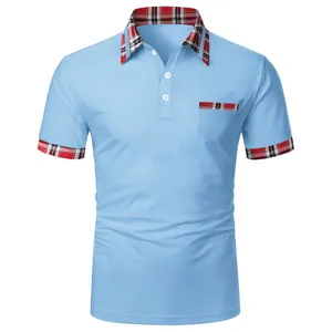 Detailansicht eines hellblauen Herren-Poloshirts mit kariertem Kragen und Taschendesign