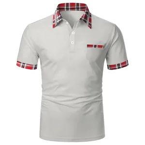 Detailansicht eines grauen Herren-Poloshirts mit Karokragen und Taschendetails.