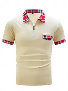 Detail des beige Poloshirts für Herren mit rotem Karo-Kragen und Taschendetail.