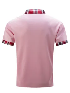 Rückansicht eines rosa Herren-Poloshirts mit kariertem Kragen und Ärmelbündchen
