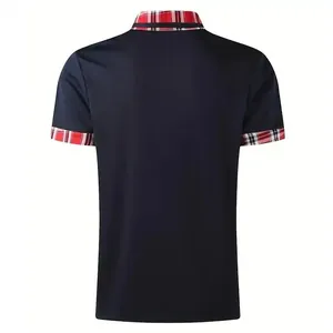 Rückansicht eines dunkelblauen Herren-Poloshirts mit rot kariertem Kragen und Ärmeln.