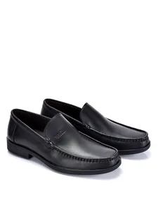 Vue latérale détaillée des mocassins de business formels en cuir véritable noir pour homme.