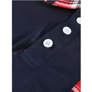 Detailaufnahme eines dunkelblauen Piqué-Poloshirts mit weißen Knöpfen und Karo-Kragen-Akzent