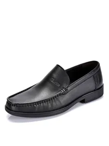 Détail d'un élégant mocassin en cuir noir avec des coutures de chaussure habillée