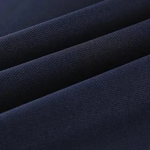 Makro-Detailansicht des dunkelblauen, atmungsaktiven Polo-Shirt-Stoffs für Herren.