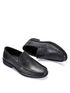 Détail de mocassins en cuir véritable noir pour hommes dans un style formel business