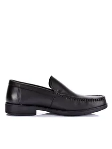 Vue latérale des mocassins en cuir noir pour hommes au design formel et classique