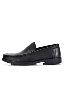Vue latérale de mocassins de business pour hommes en cuir véritable noir à grain fin