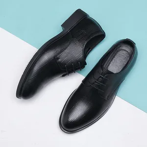 Elegantes zapatos de vestir negros para hombre con un sofisticado patrón de cocodrilo
