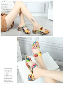 Dettaglio dei sandali da donna con tacco a blocchi a mosaico colorato e cinturini in PVC.
