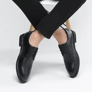 Zapatos de vestir negros para hombre con textura elegante y cordones para negocios.