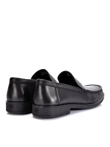 Vue arrière des mocassins en cuir noir montrant le talon et la semelle souple.