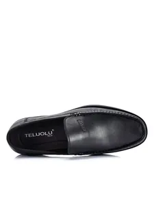 Gros plan de mocassins en cuir noir pour hommes, design à enfiler pour les tenues de bureau.