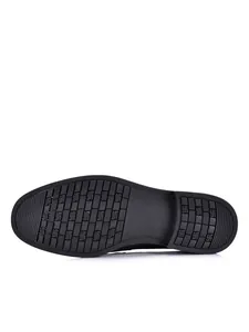 Vue détaillée de la semelle en caoutchouc noir antidérapante pour chaussures d'homme
