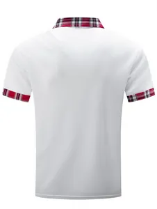 Rückansicht eines weißen Herren-Poloshirts mit klassischen roten Karo-Details an Kragen