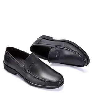 Mocassins classiques en cuir de vachette noir pour hommes pour les affaires et les tenues formelles