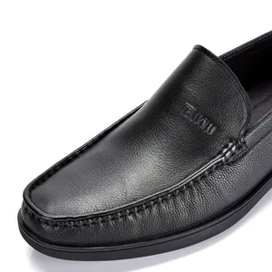 Vue détaillée de mocassins en cuir noir pour hommes avec logo de marque embossé