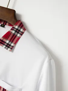 Detailaufnahme eines Herren-Poloshirts mit Karokragen und atmungsaktiver weißer Piqué-Stoffstruktur.