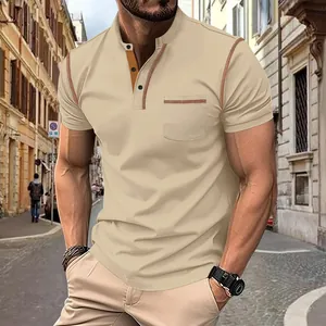 Primer plano de un polo beige para hombre con costuras en contraste y un bolsillo