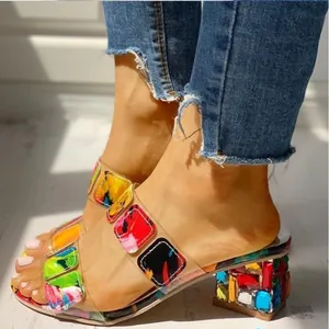 Sandali alla moda con tacco medio, strass colorati e cinturino patchwork
