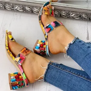 Eleganti ciabatte da donna con tacco largo in strass colorati e cinturino floreale trasparente