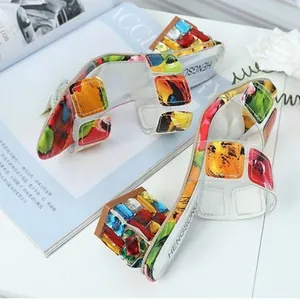 Sabot in PVC con stampa a quadri e tacchi a blocco con strass multicolore da donna