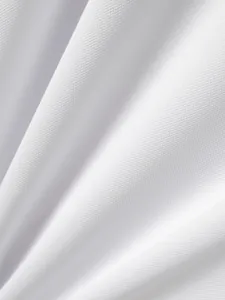 Nahaufnahme der atmungsaktiven weißen Piqué-Stoffstruktur mit Mesh-Details