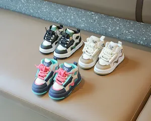 Primer plano de zapatillas altas para niños en tres combinaciones de colores vibrantes