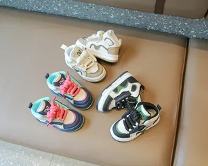 Primer plano de zapatillas altas y coloridas para niños sobre un fondo neutro elegante
