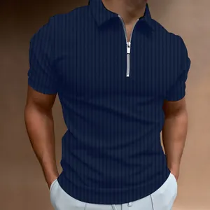 Dettaglio della polo da uomo blu scuro a costine con chiusura a zip sul colletto elegante