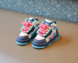Primer plano de zapatillas altas infantiles con colores vibrantes y cordones gruesos