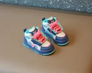 Primer plano de zapatillas altas para niños con cordones rosas gruesos