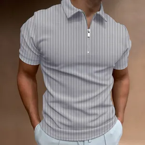 Dettaglio ravvicinato di polo da uomo a costine con zip in grigio chiaro estivo