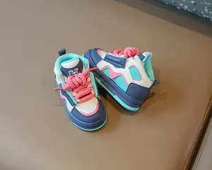 Vista detallada de zapatillas altas para niños con cordones rosas gruesos y coloridos