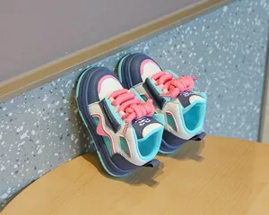 Primer plano de zapatillas altas coloridas estilo dopamina para niños con cordones rosas