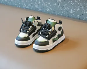 Zapatillas de deporte altas verdes y blancas para niños con cordones gruesos 2024