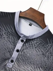 Primo piano dettagliato di una camicia henley da uomo con colletto alto e sfumatura.