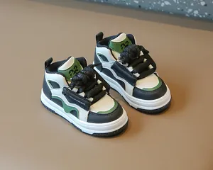 Vista detallada de zapatillas altas para niños en color blanco, negro y verde