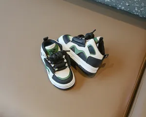 Modernas zapatillas altas verdes y blancas para niños con cierre de velcro seguro